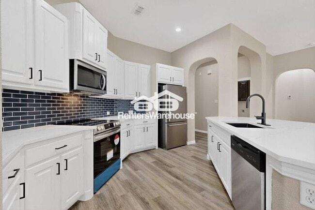 Building Photo - Great Location and Fully Refreshed Move In...