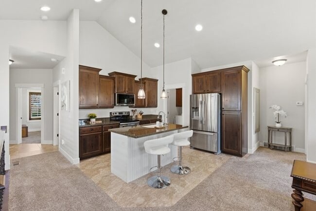 Building Photo - Beautiful Riverton Townhome in Gated Community!