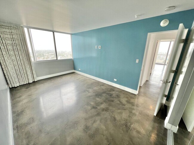 Building Photo - Private 16th-Floor Oceanview Residence with Belmont Pier Views