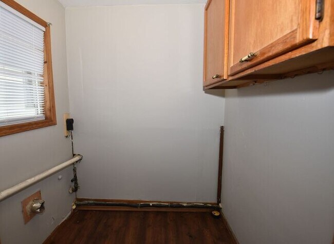 Building Photo - Mishawaka 3 bedroom ranch with large family room and fenced yard