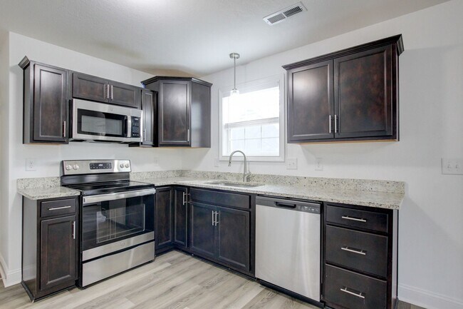 Building Photo - Fresh and so Clean Clean Close to Everything!