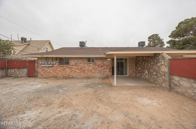 Building Photo - 8307 Mettler Dr
