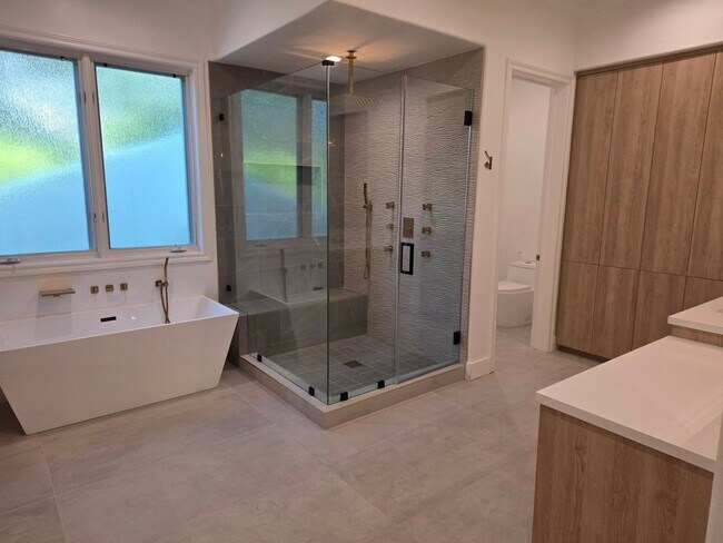 Building Photo - Lake Sherwood 5+4 Pool Home on the lake