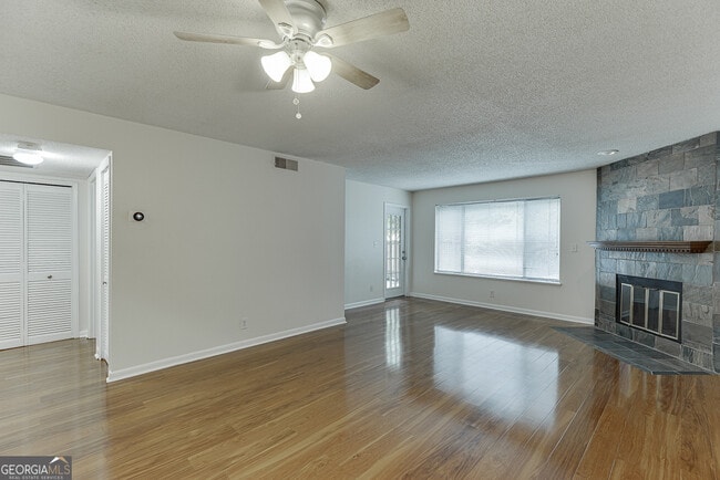 Building Photo - 33 Finch Trail NE