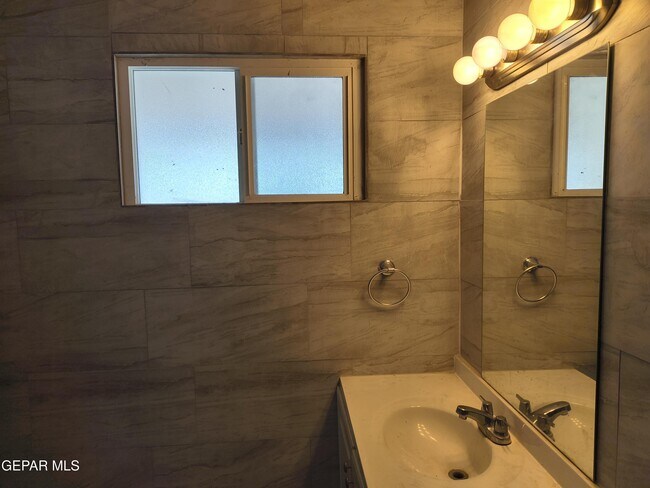 Building Photo - 714 N San Marcial St