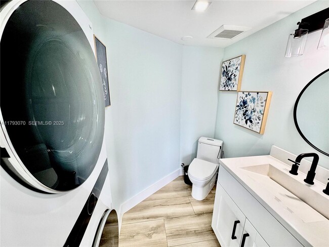 Building Photo - 2415 NW 16th St Rd