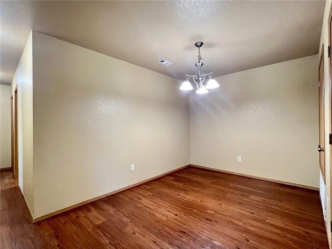 Building Photo - 869 Meadowlands Dr