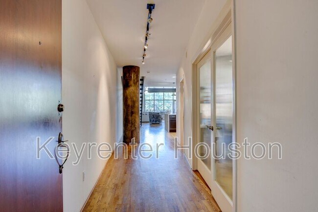 Building Photo - 1005 S Shepherd Dr