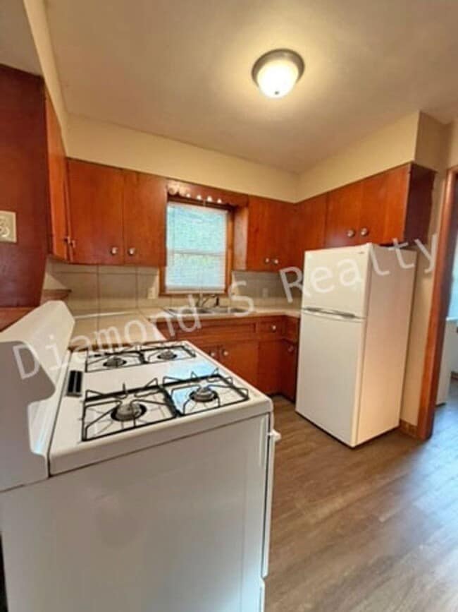 Building Photo - Cute 2 bed/1 bath house with Garage!