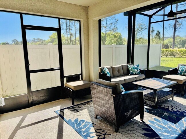 Building Photo - Stunning 4/3 with NO REAR NEIGHBORS!