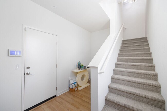 Building Photo - Modern 3-Story Townhouse in Agualuna!