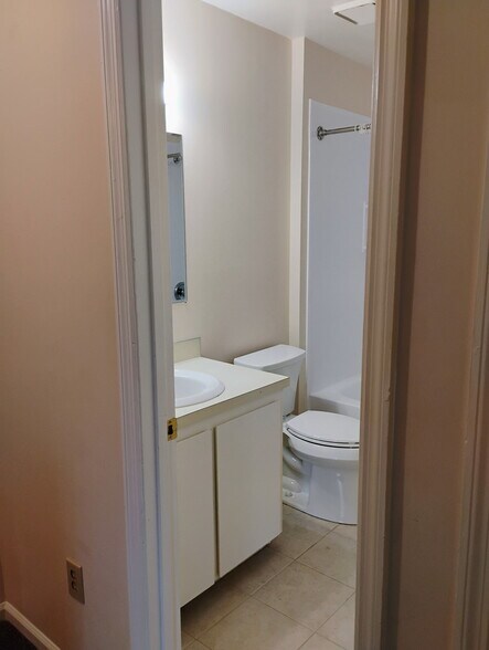 Full bath entrance - 4725 Bayfield Dr