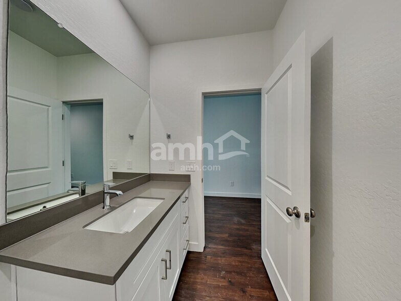 Building Photo - 18449 W Honeysuckle Dr