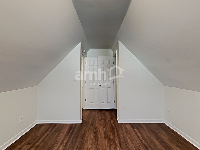 Building Photo - 2026 Oakbluff Way SW