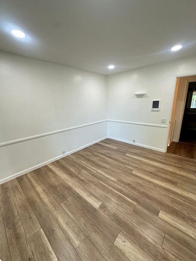 Building Photo - Spacious 3BR/2.5BA updated 2-story townhou...