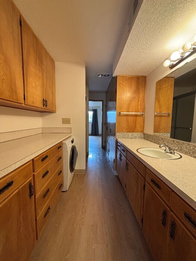 Building Photo - Perfect Home for Entertaining in Newberg - Showings Start 4/20/26