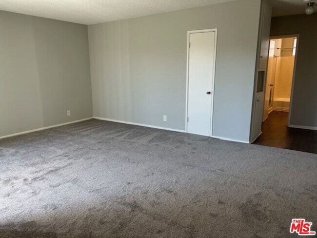 Building Photo - 1412 Barry Ave