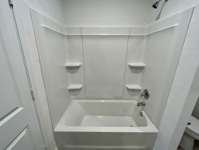 Building Photo - Beautiful 4-Bed 2-Bath Home in the Fabulou...