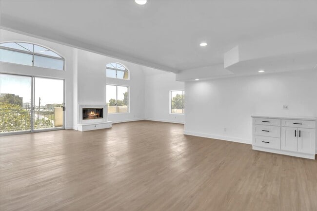 Primary Photo - 390 S Sepulveda Blvd