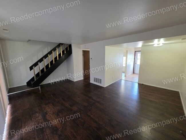 Building Photo - Beautiful 3 Bedroom Townhouse across from Morton High School!