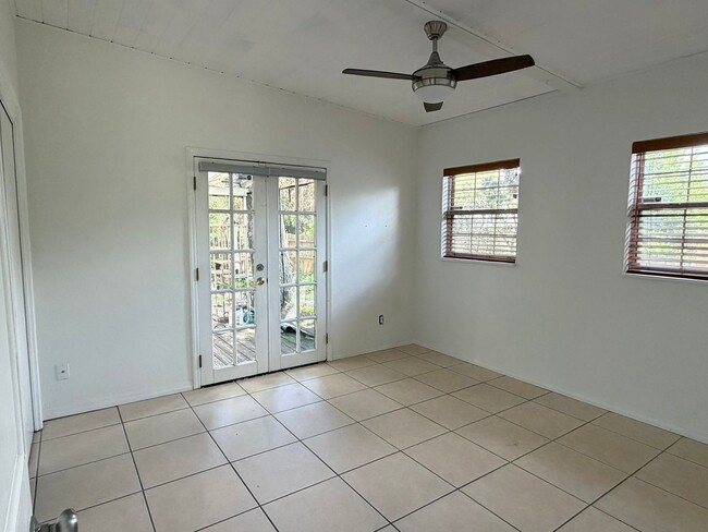 Building Photo - 1227 Country Club Dr
