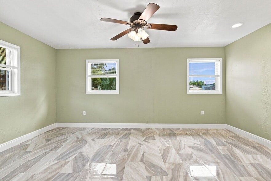 Building Photo - 2267 Robinhood Dr