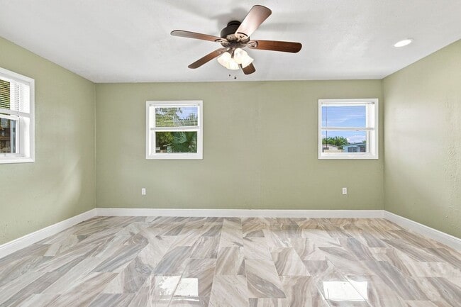 Building Photo - 2267 Robinhood Dr