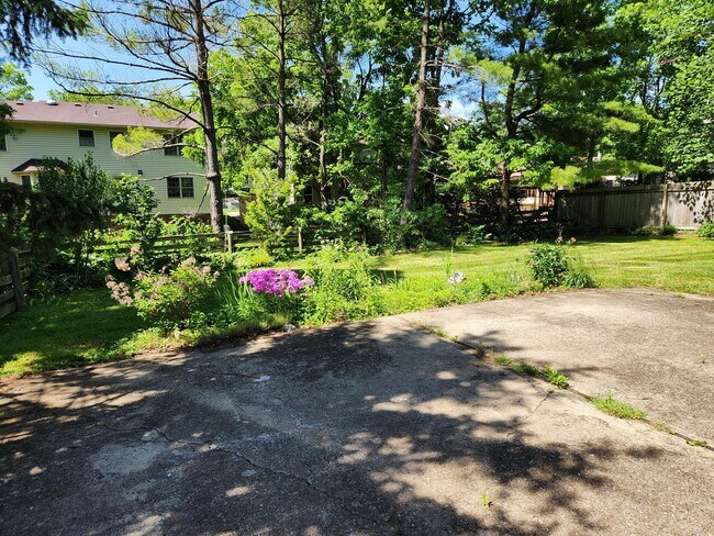 Building Photo - 841 Edgewood Dr