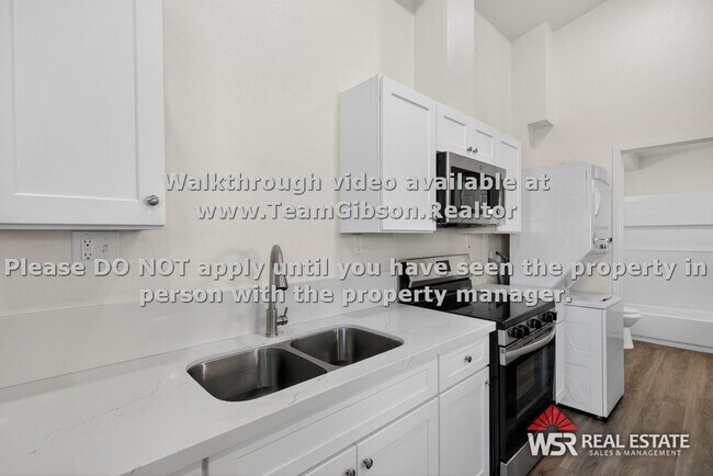 Building Photo - 1960 Summertree Dr