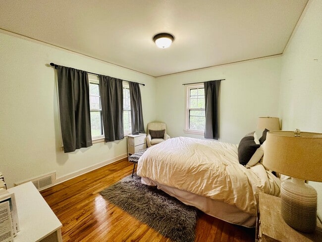 Building Photo - {8100} Picture Perfect Leawood Cottage + C...