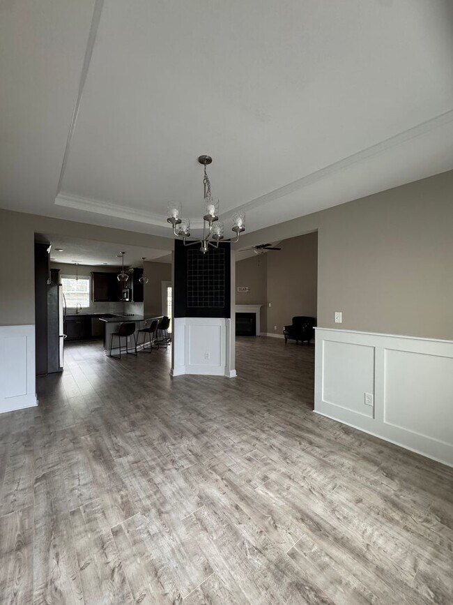 Building Photo - Spacious 4 Bed 3 Bath Home with Fenced Yard