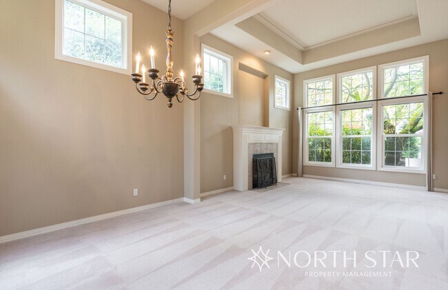 Building Photo - Spacious Elegance in Lake Oswego