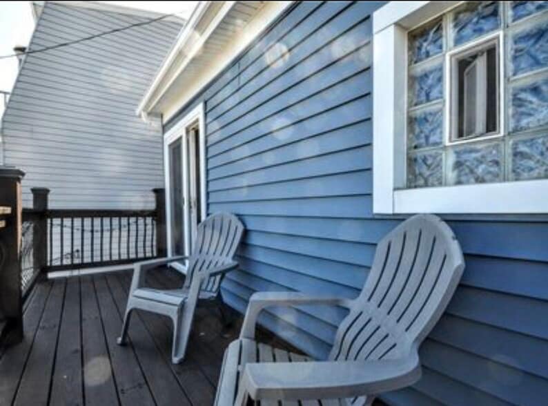 Private balcony with outdoor seating space - 2328 Primrose St