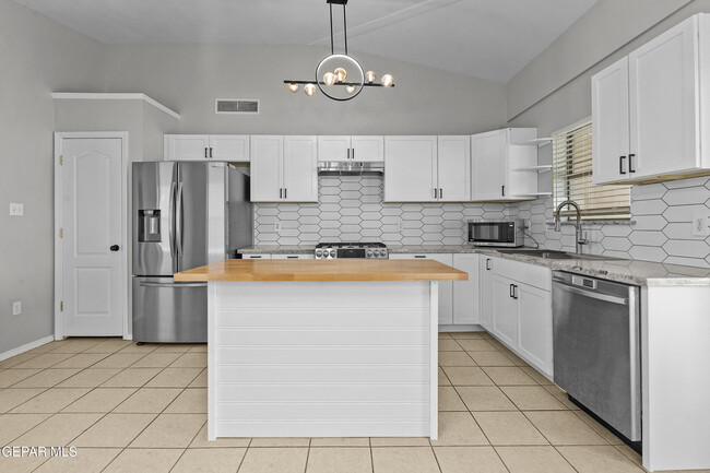 Building Photo - 10039 Paloma Dr