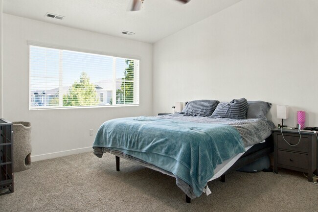 Building Photo - 1096 Emerald Pools Ln