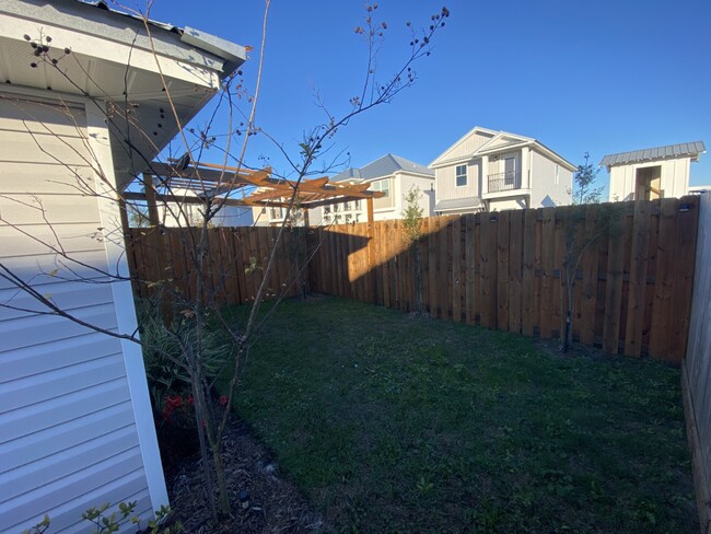 Building Photo - 401 Raven Ln