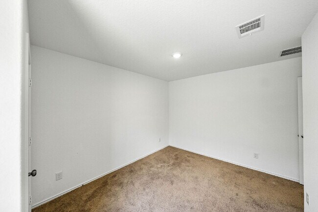 Building Photo - Up to 1 Month of FREE RENT!!!
