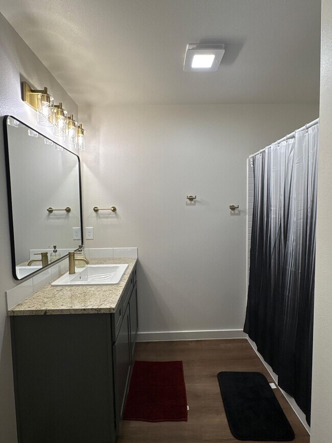 Building Photo - 2515 Kenwood Ave