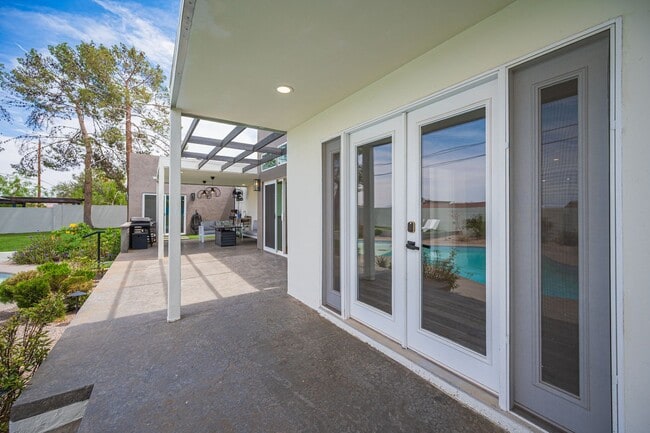Building Photo - European-inspired Mid-Century Henderson Home!