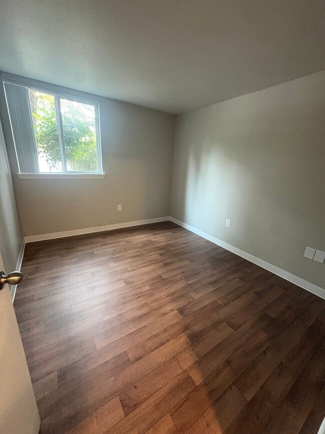 Building Photo - Apply by August 7th—August rent is on us!