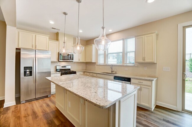 Building Photo - 3 Bedroom Townhome in Steele Creek!