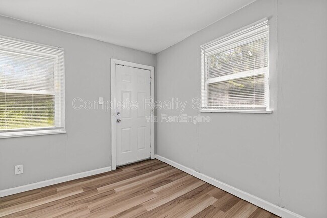 Building Photo - 7120 Greenhaven Dr