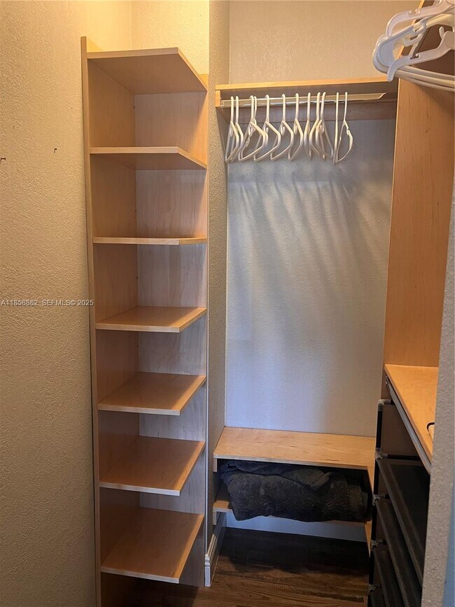 Building Photo - 400 N Riverside Dr