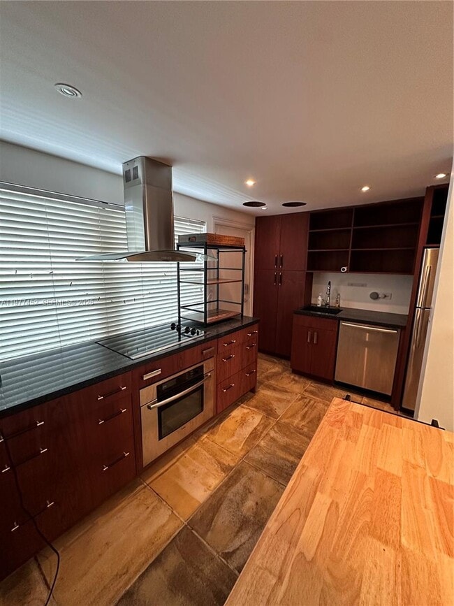 Building Photo - 6865 Bay Dr