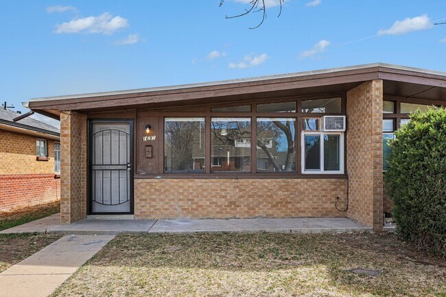 Building Photo - Newly Renovated 2Bed/1Bath Duplex in Park Hill