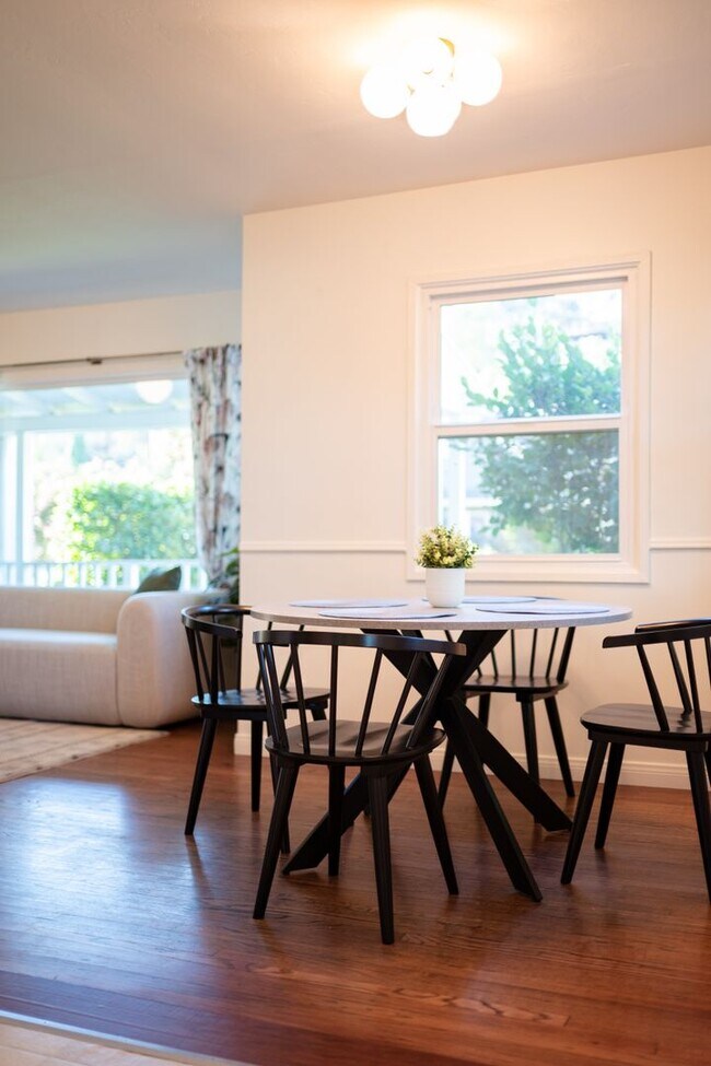 Building Photo - Charming Bungalow with King Size Bed