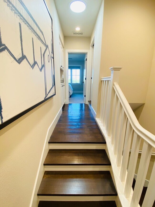 Building Photo - Modern 3 Bed 3 Bath Townhouse Near Downtown Campbell