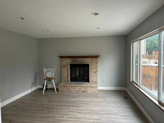 Building Photo - Broadmoor Glen 4 bedroom home
