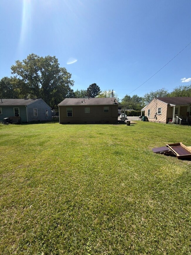 Building Photo - ***AVAILABLE NOW!!*** BEMIS LOCATION- PERFECT 3 BEDROOM FAMILY HOME!!!!