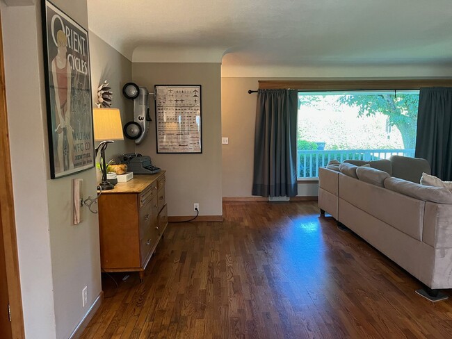 Building Photo - Beautiful custom 3 bedroom 2 bath house in...